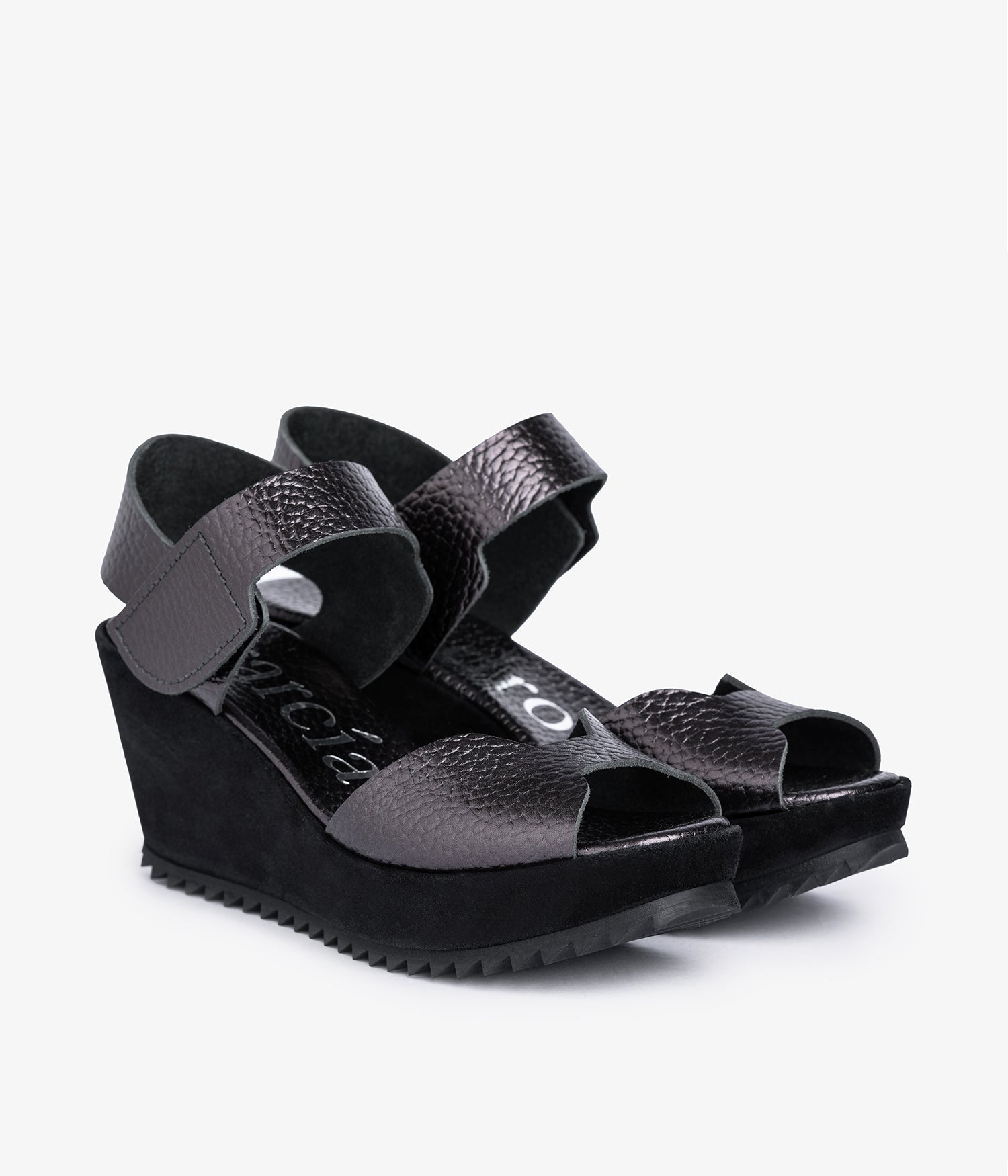 Comfort wedge in black metallic suede | Fama | Essentials