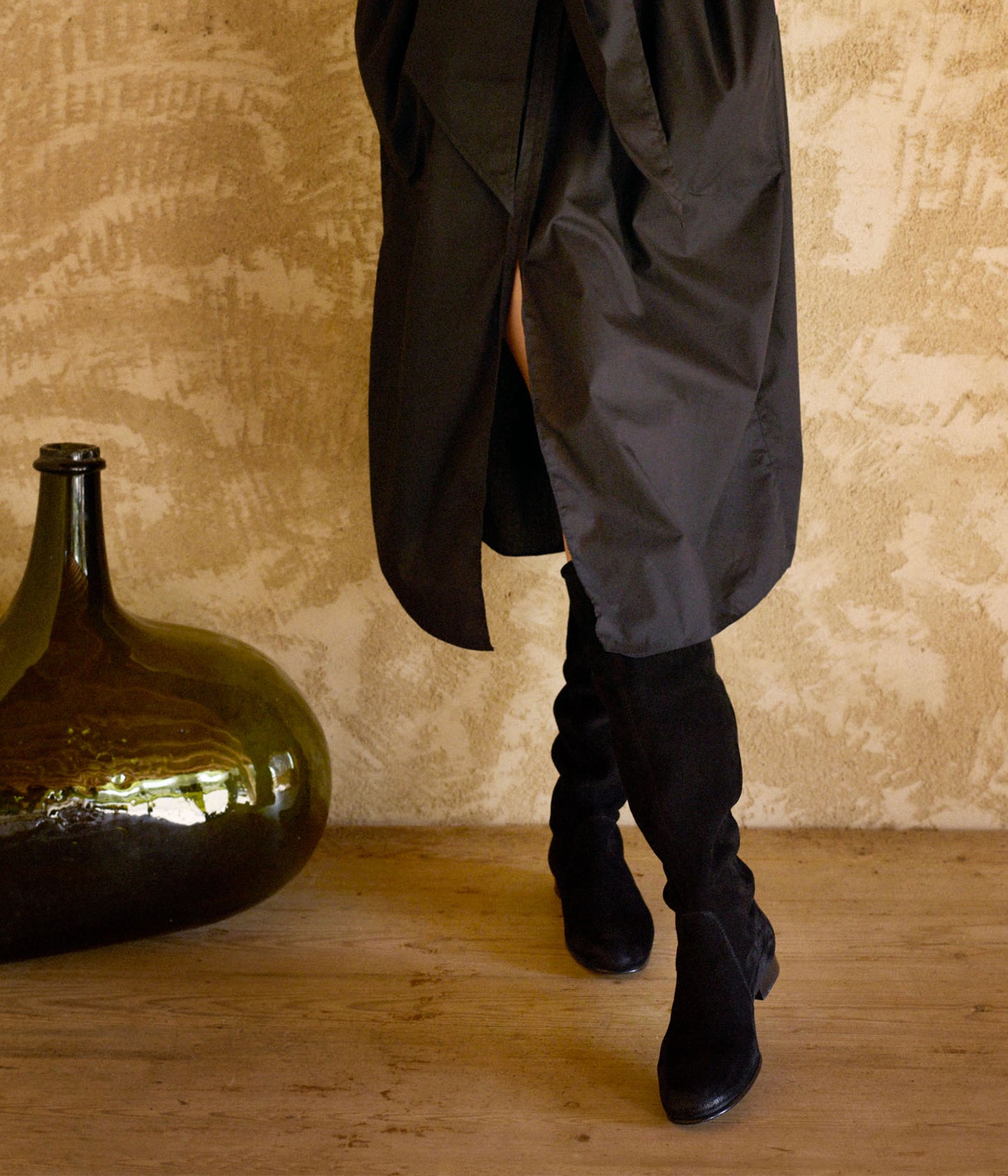 gintare / black bessie suede-black