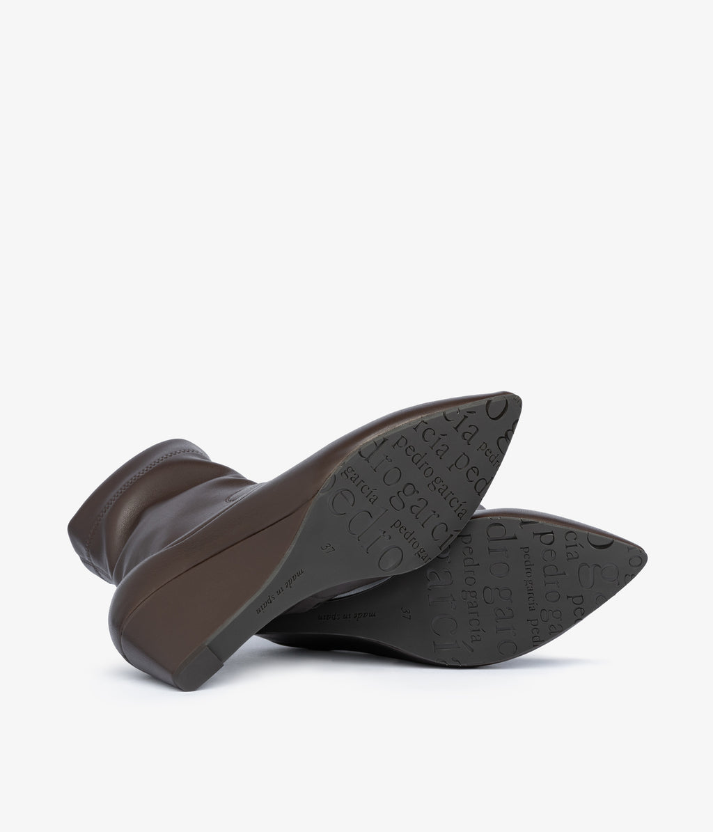 onira / brown leatherette