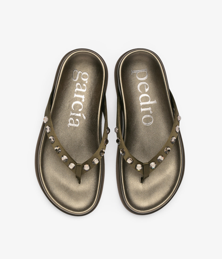 Flat thong sandal in green satin and crystals | Devika | Spring