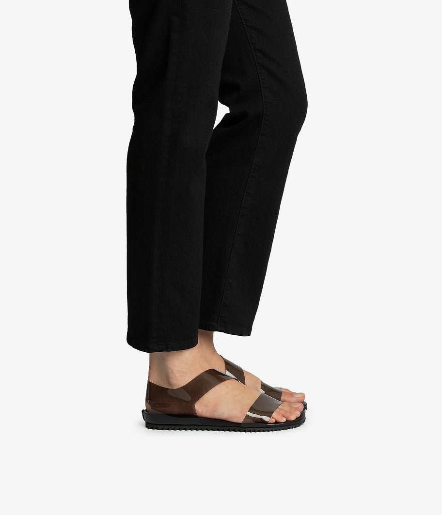 Sandalia plana con tiras de vinilo Briela Otoño Invierno 2025