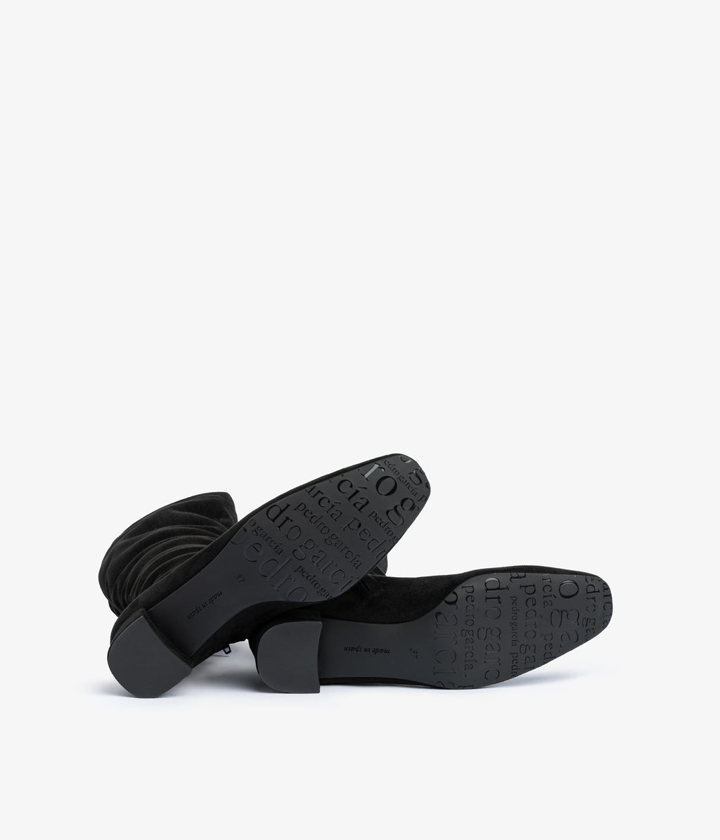 eneida / black suedette
