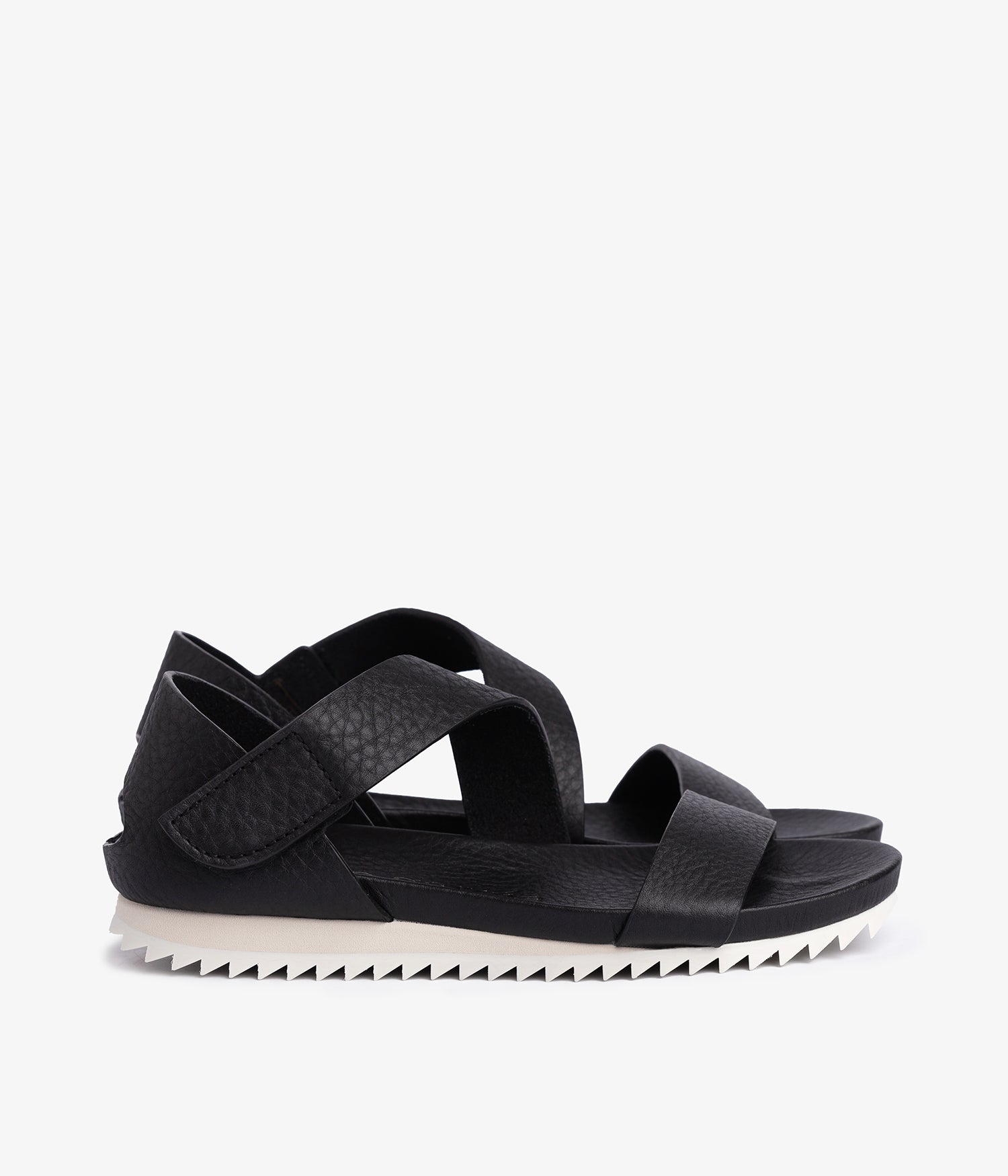 Flat sandal in black leather | Jedda | Essentials collection
