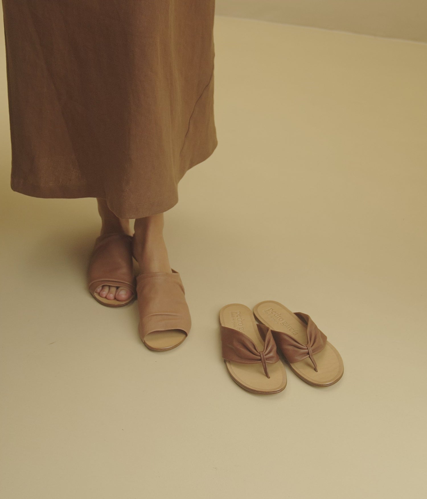 Flat sandal in brown leather| Pelaya| Spring Summer 2026 | Pedro
