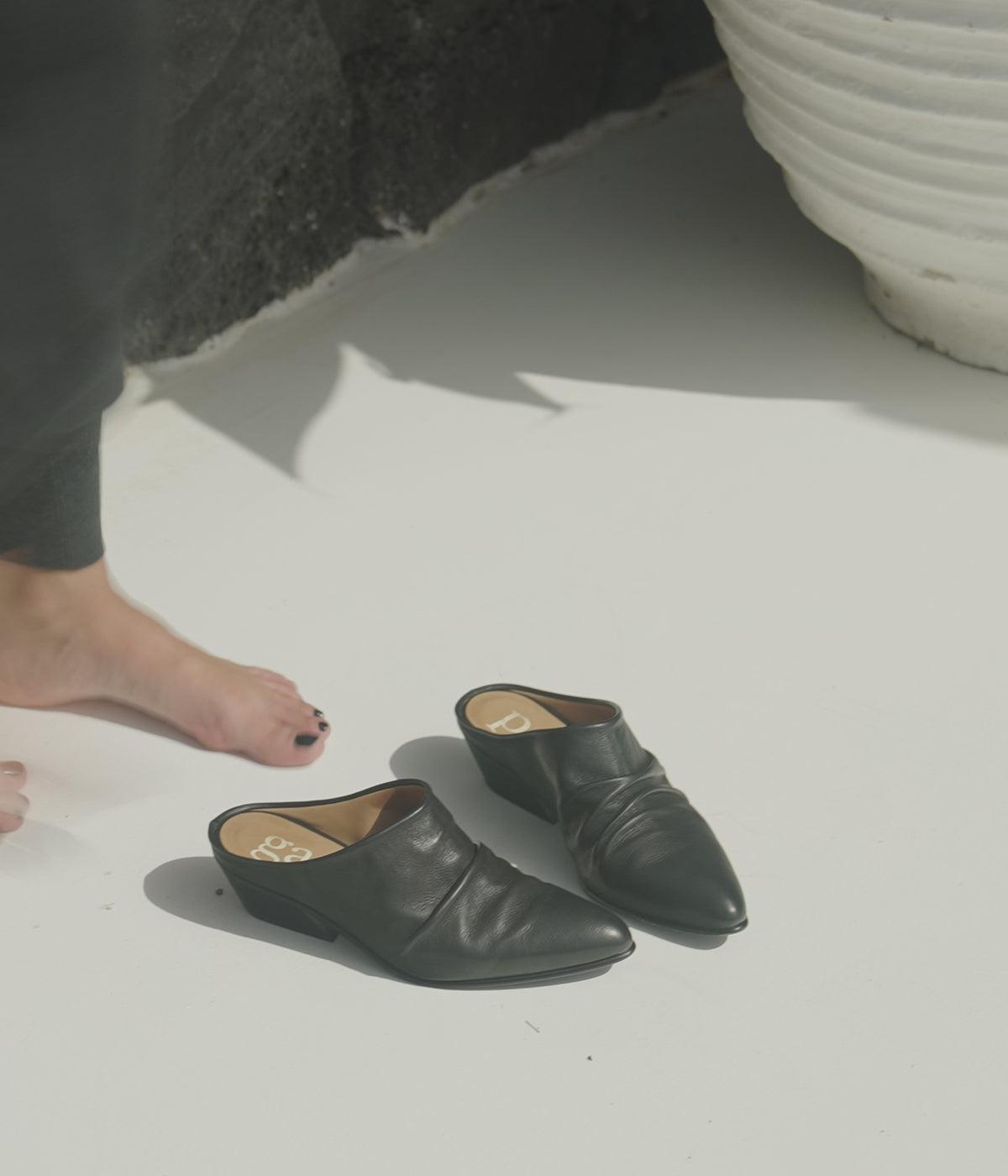 hela / black bessie suede