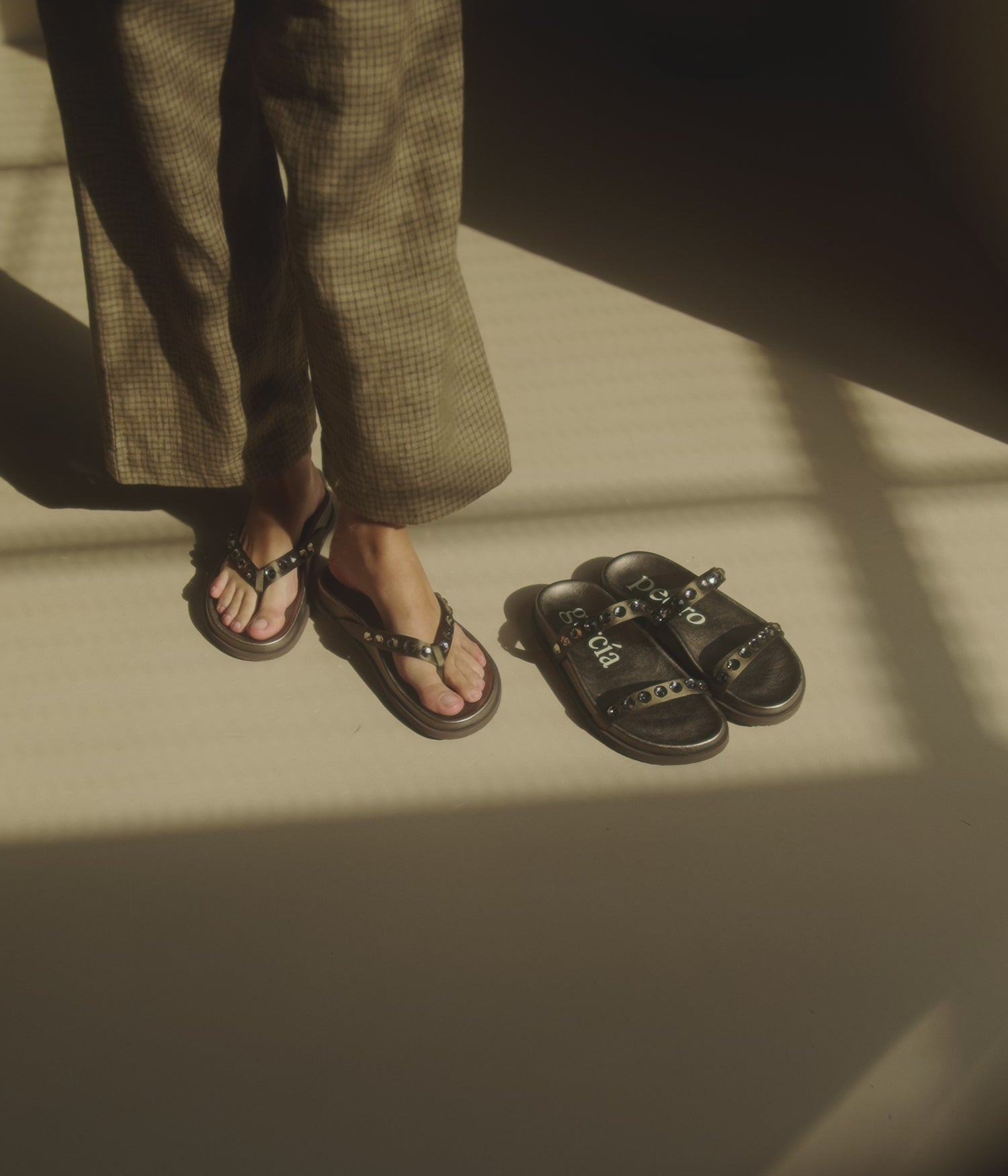 セルステラ　ボディー Flat thong sandal in green satin and crystals | Devika | Spring
