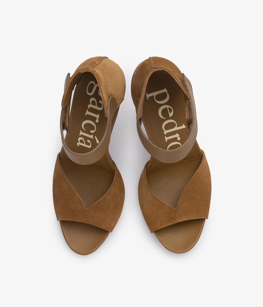 Sandalia de tacón en ante marrón| Yoanna Otoño Invierno 2025
