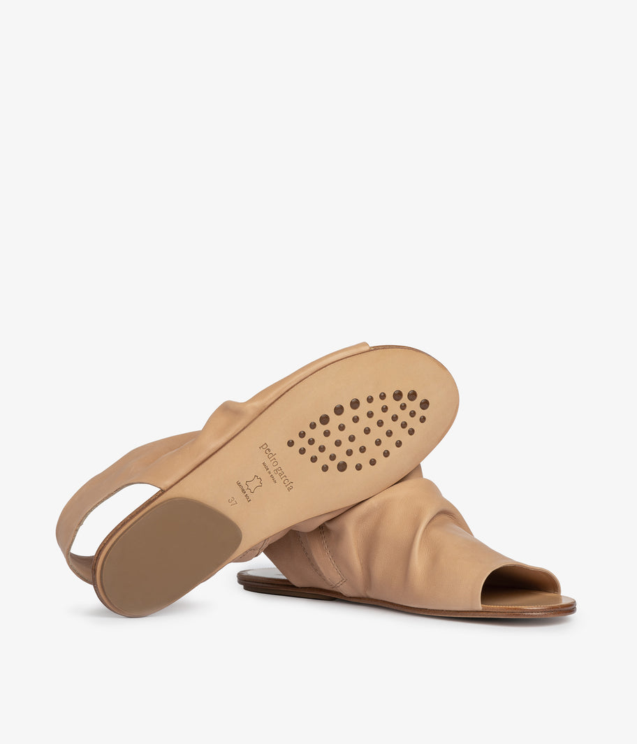 Flat sandal in camel leather| Pelaya| AW25 Pedro García
