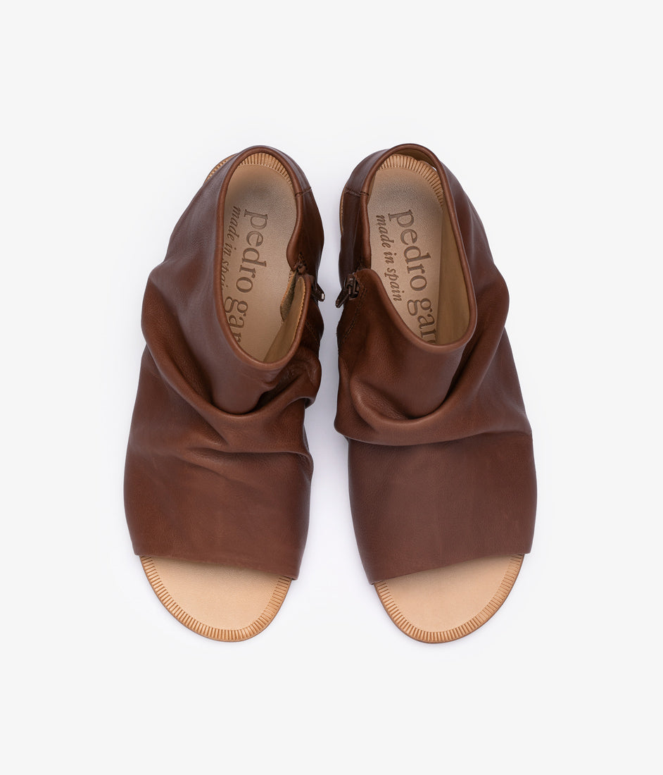 pelaya / raisin clarabelle calf