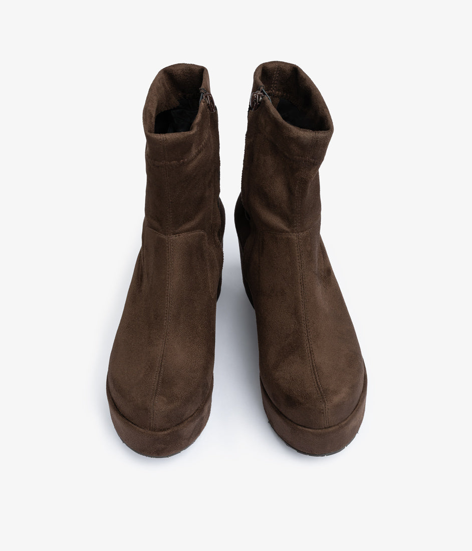 daneta / brown suedette