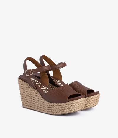 danila / chestnut cervo