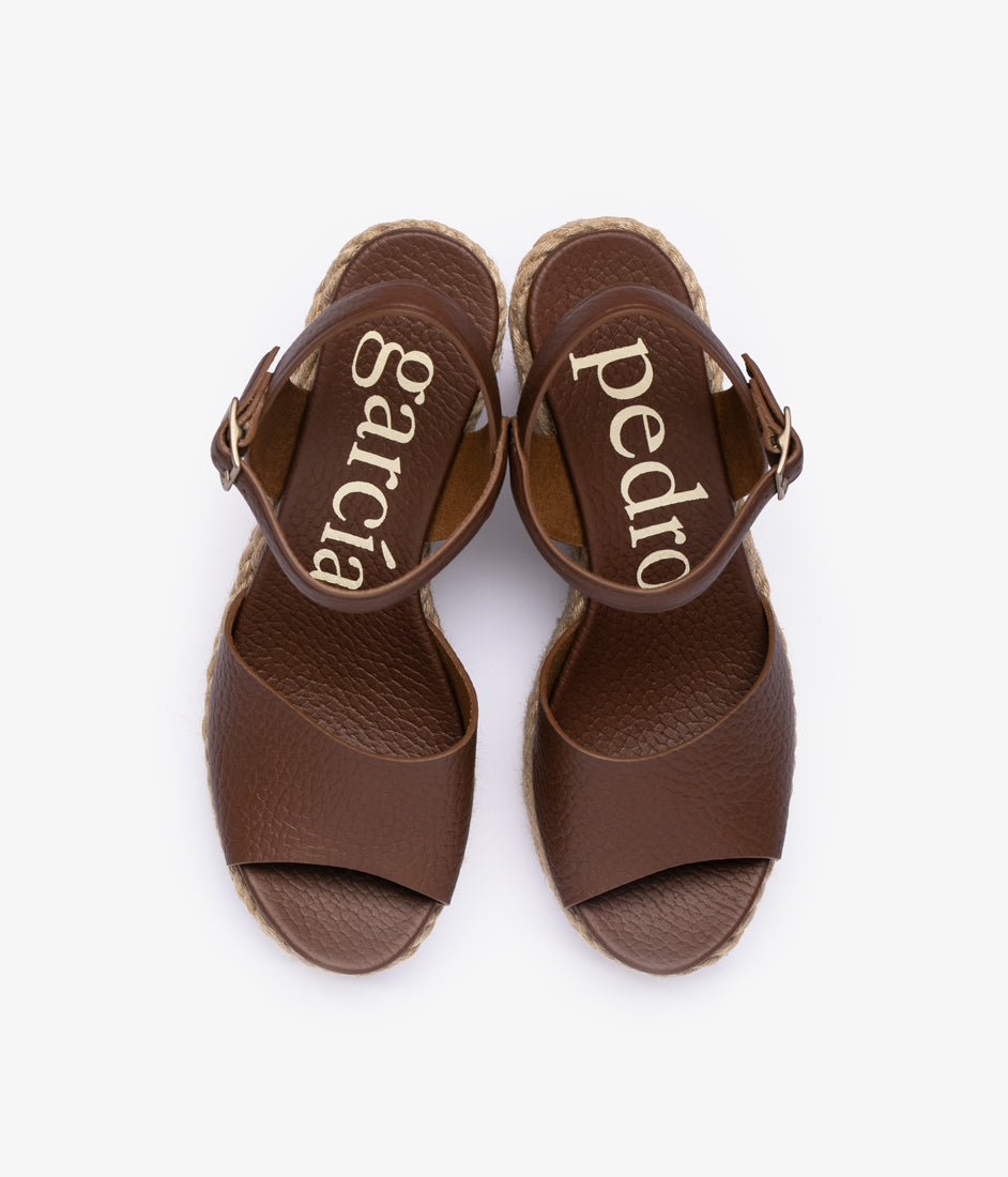 danila / chestnut cervo
