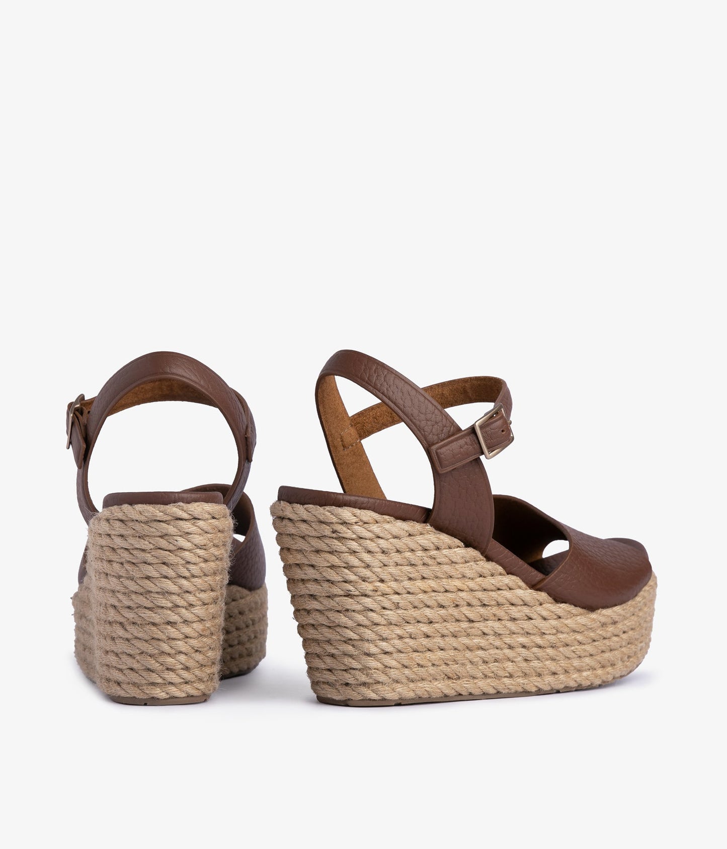 danila / chestnut cervo