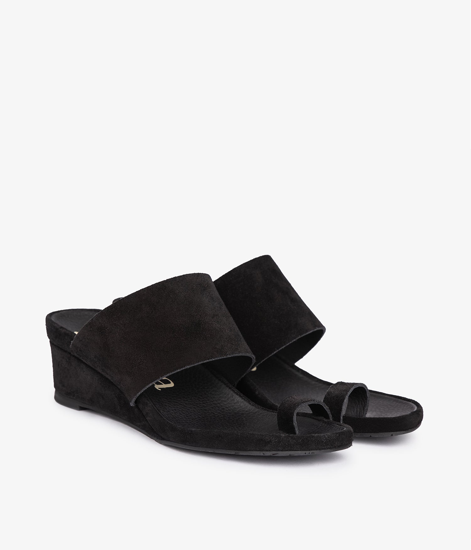 Toe ring midi wedge sandal in black suede | Welis | Spring