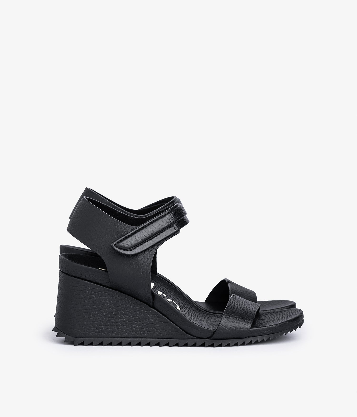 Pedrogarcia hotsell Zomina Flat Sandals